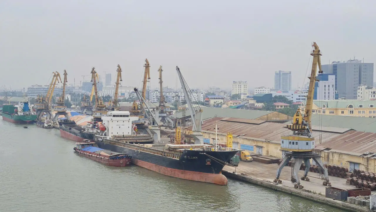 Xuất nhập trang thiết bị sửa chữa tàu hàng phi biên giới